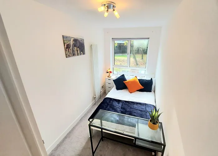 Free Parking - 4 Bed - 3 Bath - Sofa Bed - Digital Lock Entry